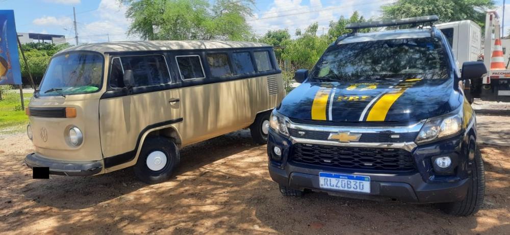 Os condutores e os veículos apreendidos foram levados à Central de Polícia Civil para serem realizados os procedimentos que determina a Lei (Foto: Divulgação PRF)