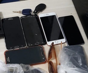 Celulares e outros produtos recuperados Foto: Divulgação/PM.