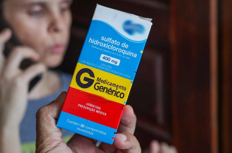 Durante coletiva de imprensa que o grupo responsável retomará os protocolos com a cloroquina e sua variante mais recente, a hidroxicloroquina. (Foto: Reprodução).
