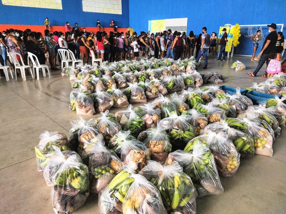 Cestas de alimentos são doadas para mais de 800 famílias (Foto: Divulgação)