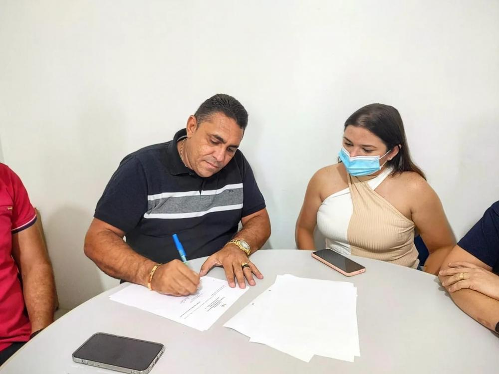 Prefeito João Neto assina ordem de serviço para o Centro de Especialidade Médica (Foto: Divulgação)