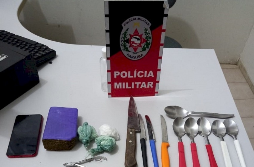 Posteriormente Carlos Rodrigues e o material apreendido foram levados à Delegacia Distrital, para serem realizadas as medidas pertinentes ao caso (Foto: Reprodução)
