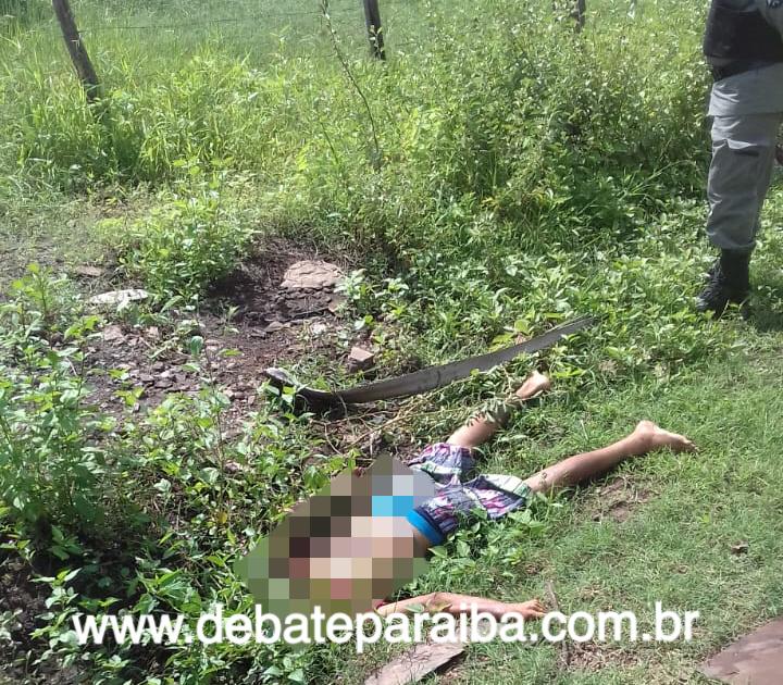 A área foi isolada até a chegada dos agentes do Grupo Tático Especial (GTE) e dos peritos da Polícia Civil, posteriormente o corpo será removido ao NUMOL para ser feita a necropsia (Foto: Reprodução)
