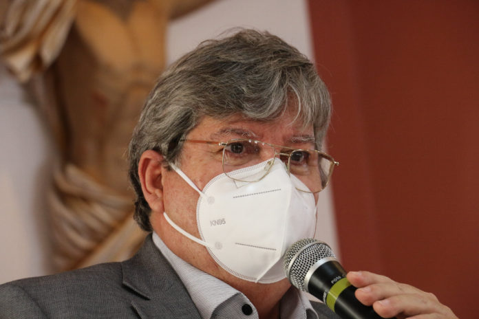 Decreto de João Azevêdo suspende ponto facultativo no Carnaval, mas libera festas com até 5.000 pessoas