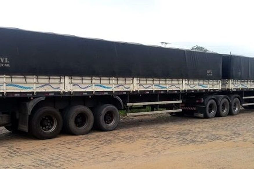 Carreta com 50 toneladas de açúcar interceptada pela Sefaz, em Sousa. (Foto: Divulgação / Sefaz-PB)