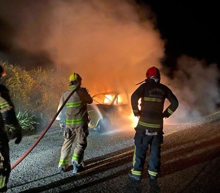 Momentos depois as chamas foram debeladas, causando apenas danos materiais (Foto: Reprodução)