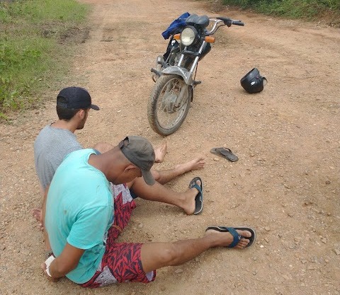 Os investigados e o material apreendido foram levados à delegacia de Polícia Civil para serem adotadas as medidas que determina a Lei. (Foto: Reprodução).