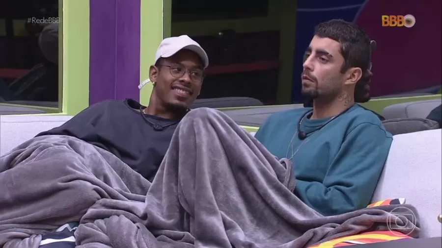 BBB 22: Paulo André ri de Pedro Scooby encarando o nada (Imagem: Reprodução/Globoplay)