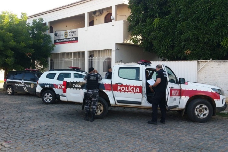 Posteriormente os investigados e o material apreendido foram levados à delegacia de Polícia Civil para dar continuidade ao procedimento policial (Foto: Reprodução)