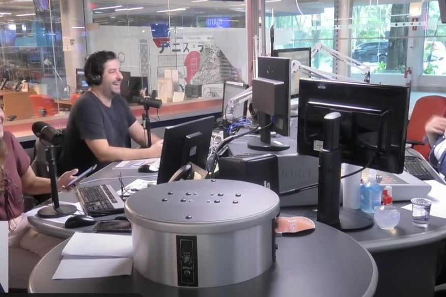 No estúdio da Band News a risada tomou conta. Os jornalistas lembraram que a história remete às ficções sobre a política interiorana. (Foto: Reprodução/Youtube Band News).