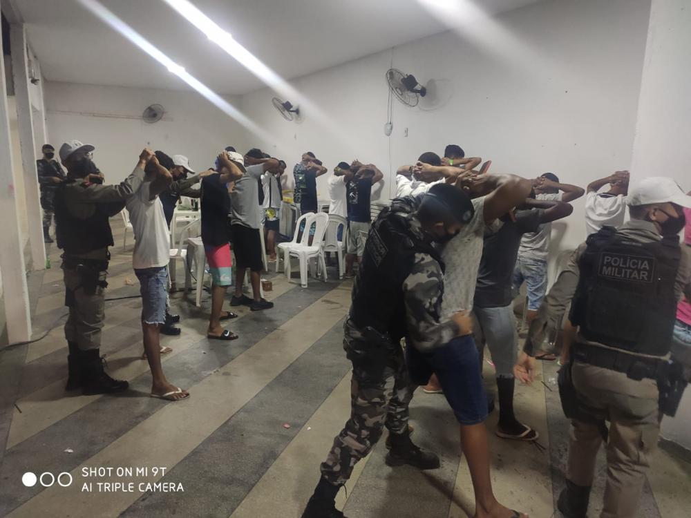 Posteriormente, cerca de 16 adolescentes e dois jovens foram encaminhados à delegacia de Polícia Civil para serem realizados os procedimentos cabíveis ao caso (Foto: Reprodução PMPB)