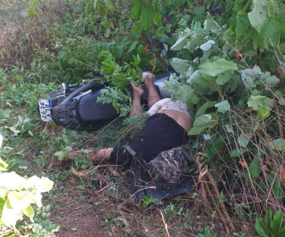Após serem adotados os procedimentos de praxe, o corpo da vítima foi encaminhado ao NUMOL para ser feita a necropsia (Foto: Reprodução)