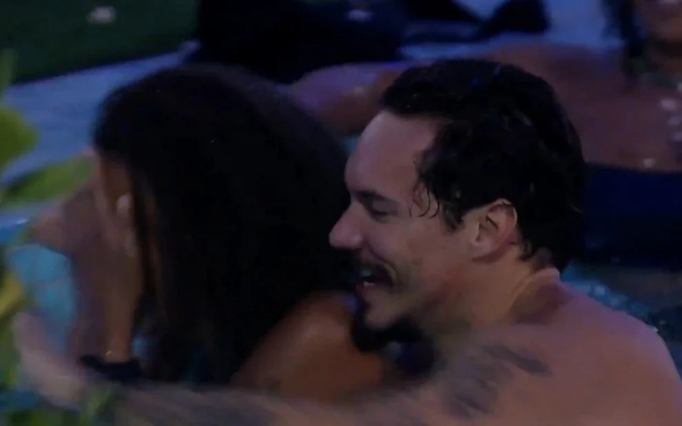 Eliezer Netto e Jessilane Alves na piscina do BBB 22: brincadeira gerou revolta em internautas (Foto: Reprodução/TV Globo)