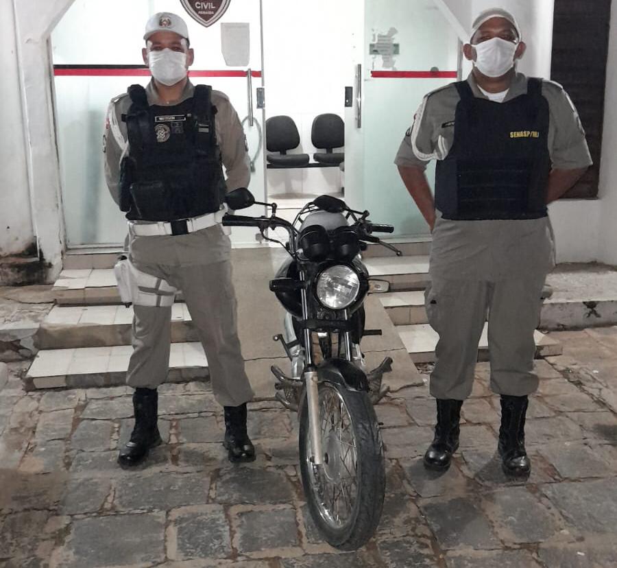 Posteriormente a motocicleta foi rebocada à delegacia de Polícia Civil, e após serem realizadas as medidas necessária, será entregue ao verdadeiro proprietário (Foto: Reprodução)