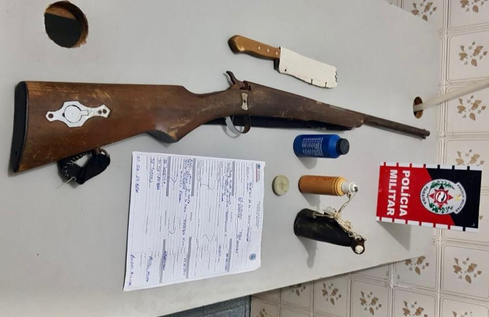 Diante dos fatos ocorridos, foi conduzido à delegacia de Polícia Civil juntamente com a espingarda e a faca apreendidas (Foto: Reprodução)