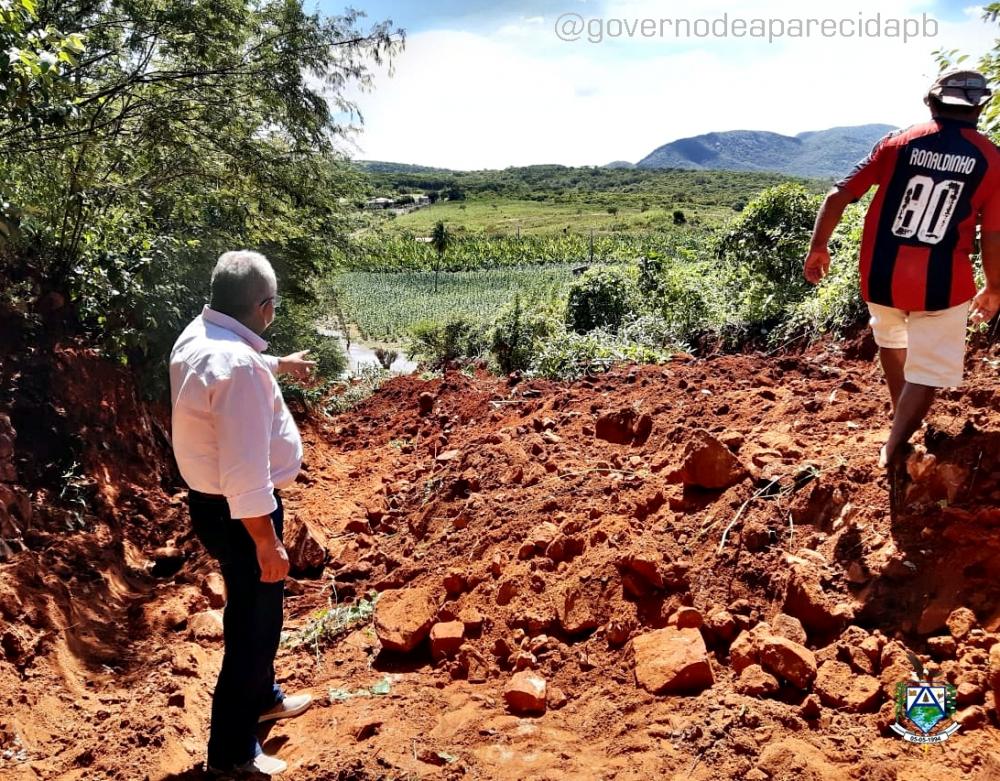 Prefeito de Aparecida visita obras em estradas vicinais. (Foto: Divulgação).