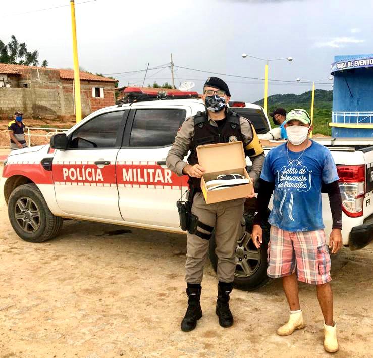 Policiais Militares do 14º BPM entregam alimentos e calçados a pessoas carentes. (Foto: Assessoria).