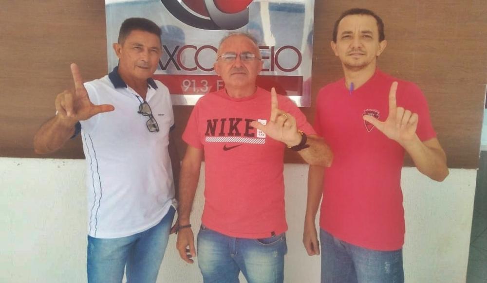 Leonardo de Dedé recebe apoio do ex-vice-prefeito de São Domingos. (Foto: Fábio Kamoto). 
