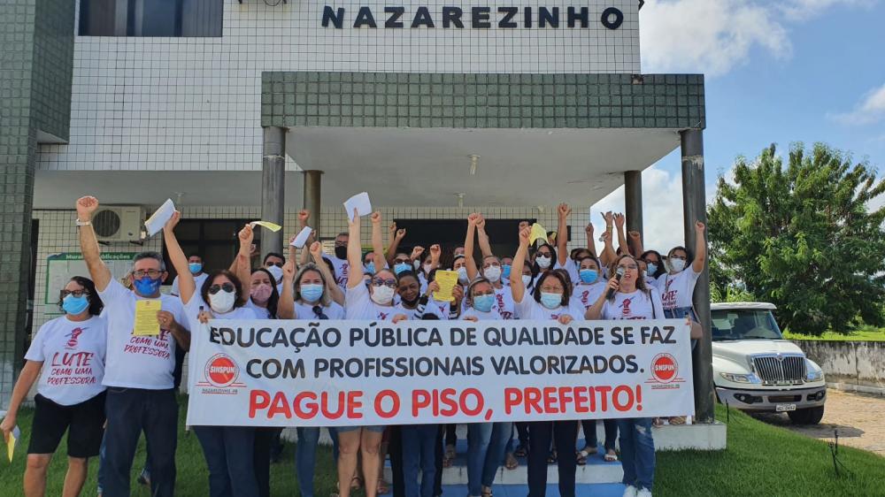 Professores de Nazarezinho fazem manifestação em frente a Prefeitura para cobrar reajuste de salário: “O piso do magistério é lei!”