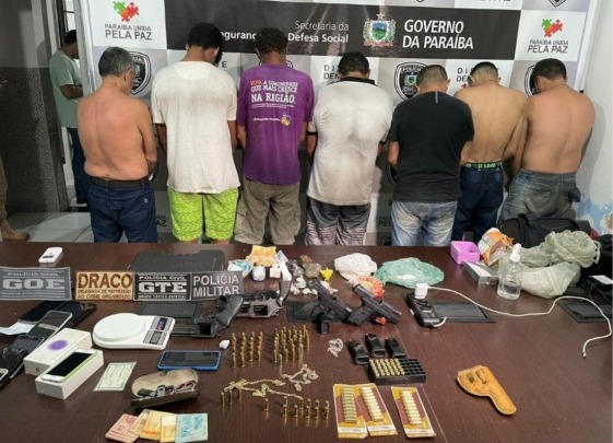 Posteriormente, os presos foram conduzidos à delegacia de Polícia Civil e apresentados a autoridade policial judiciária (Foto: Reprodução)