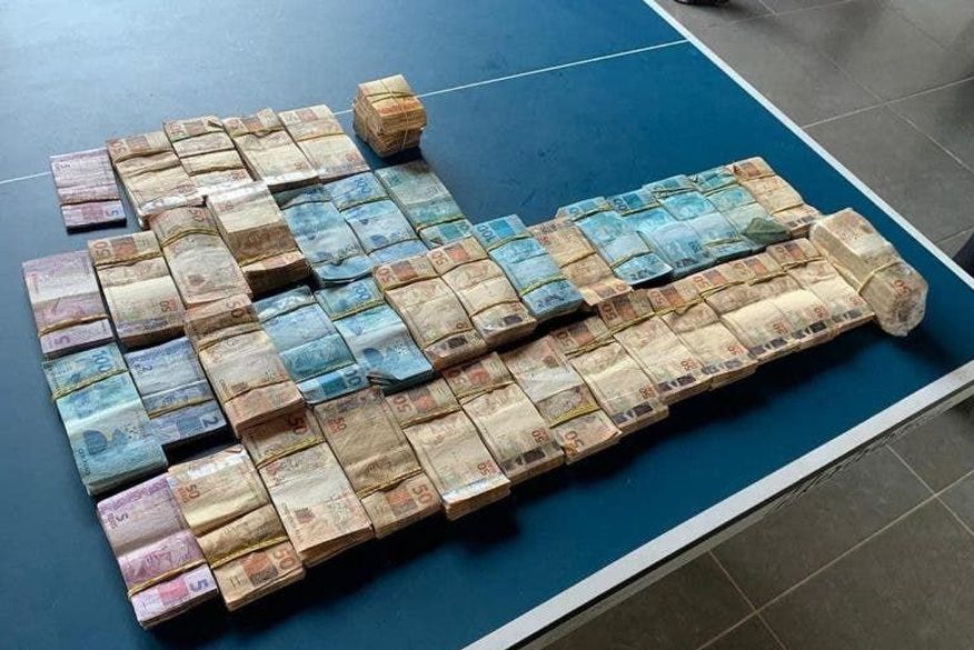 Na casa de um deles, nessa terça-feira (16), a polícia encontrou R$ 250 mil escondidos no forro do teto. (Foto: Divulgação/Polícia Civil do Pará).