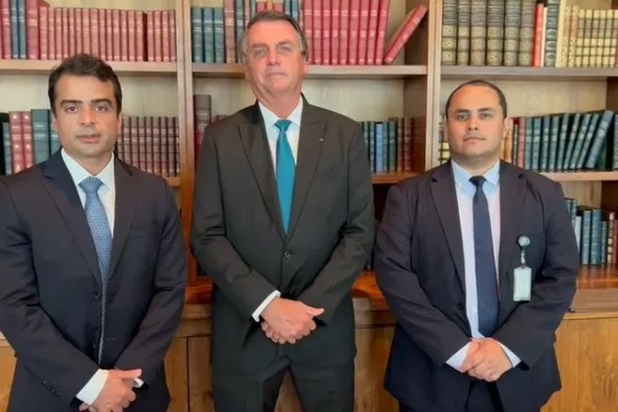 Presidente Jair Bolsonaro ao lado de Bruno Roberto e Tércio Arnaud. (Foto: Reprodução)