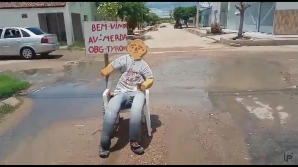Inspirado no prefeito, boneco 'Tyronão' denuncia buracos em rua da cidade de Sousa