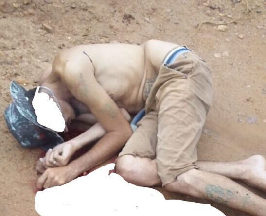 A Polícia Militar foi acionada e compareceu ao local isolando a área, até a chegada do delegado de plantão e dos peritos do IPC (Foto: Reprodução)