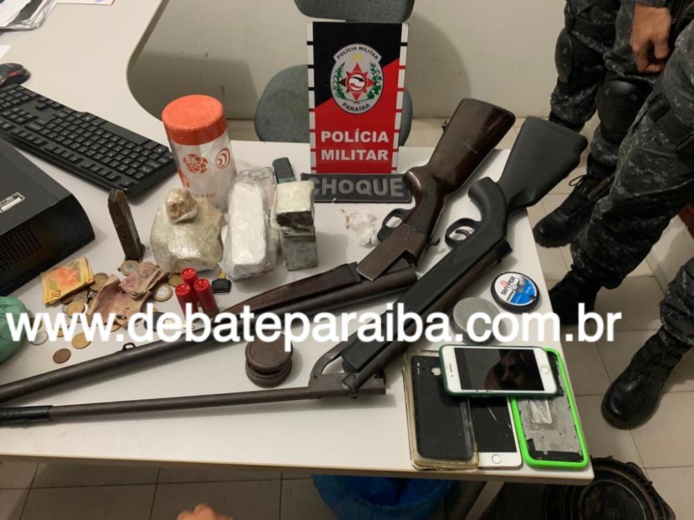 Posteriormente, todo o material apreendido, a menor infratora e a motocicleta foram encaminhados à delegacia de Polícia Civil para serem realizados os procedimentos necessários a ocorrência (Foto: Reprodução)