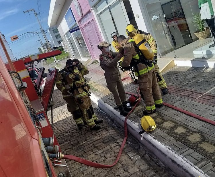 Ao chegar na cozinha foi encontrada uma derretedeira elétrica que ficou ligada durante toda a noite, fato que teria causado o princípio de incêndio (Foto: Reprodução)