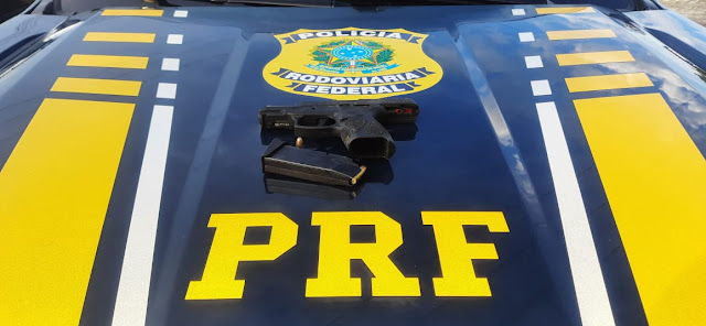 Ele responderá pelos crimes de porte ilegal de arma de fogo e munições e conduzir veículo com capacidade psicomotora alterada em razão da influência de álcool (Foto: Reprodução)