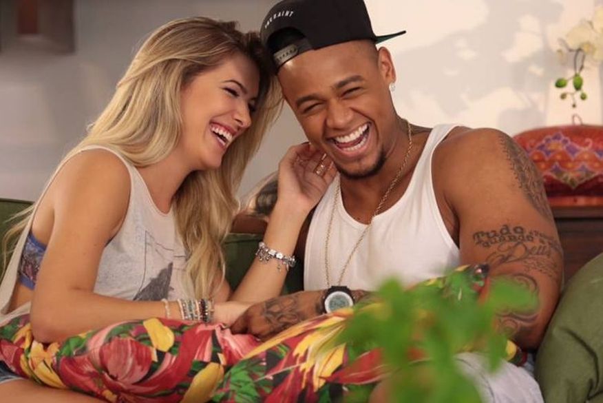 Entre idas e vindas, Leo e Lore completam três anos de namoro e o cantor contou que a distância foi um dos fatores que ajudou na reconciliação. (Foto: Reprodução).