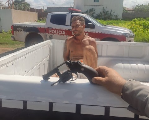 Posteriormente, o investigado, a arma apreendida e a moto recuperada foram levados à delegacia de Polícia Civil para serem realizados os procedimentos que determina a Lei (Foto: Reprodução)