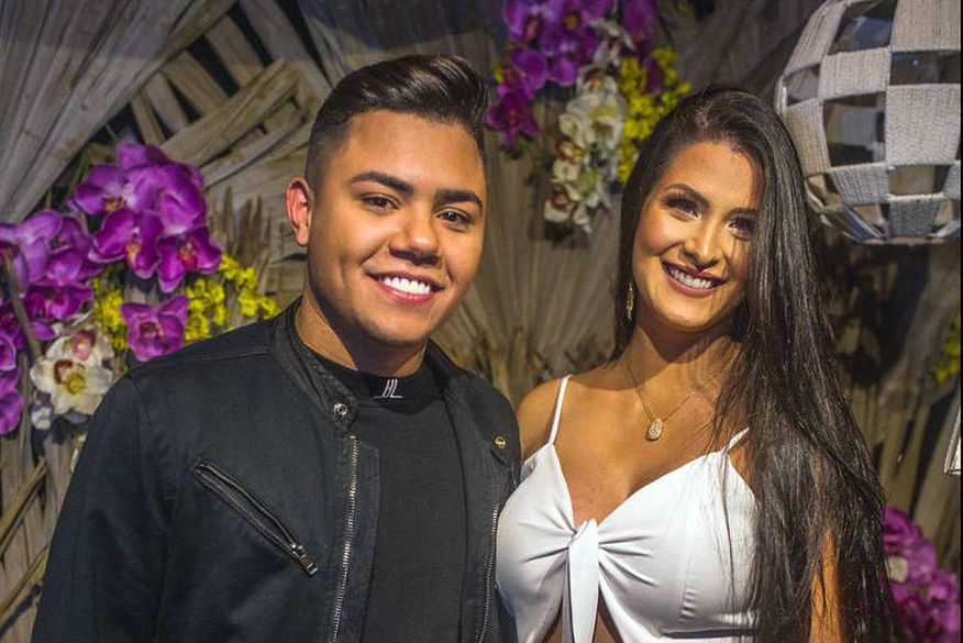 Agora, ela pretende ir além da questão do dinheiro, uma vez que considera o cantor um 