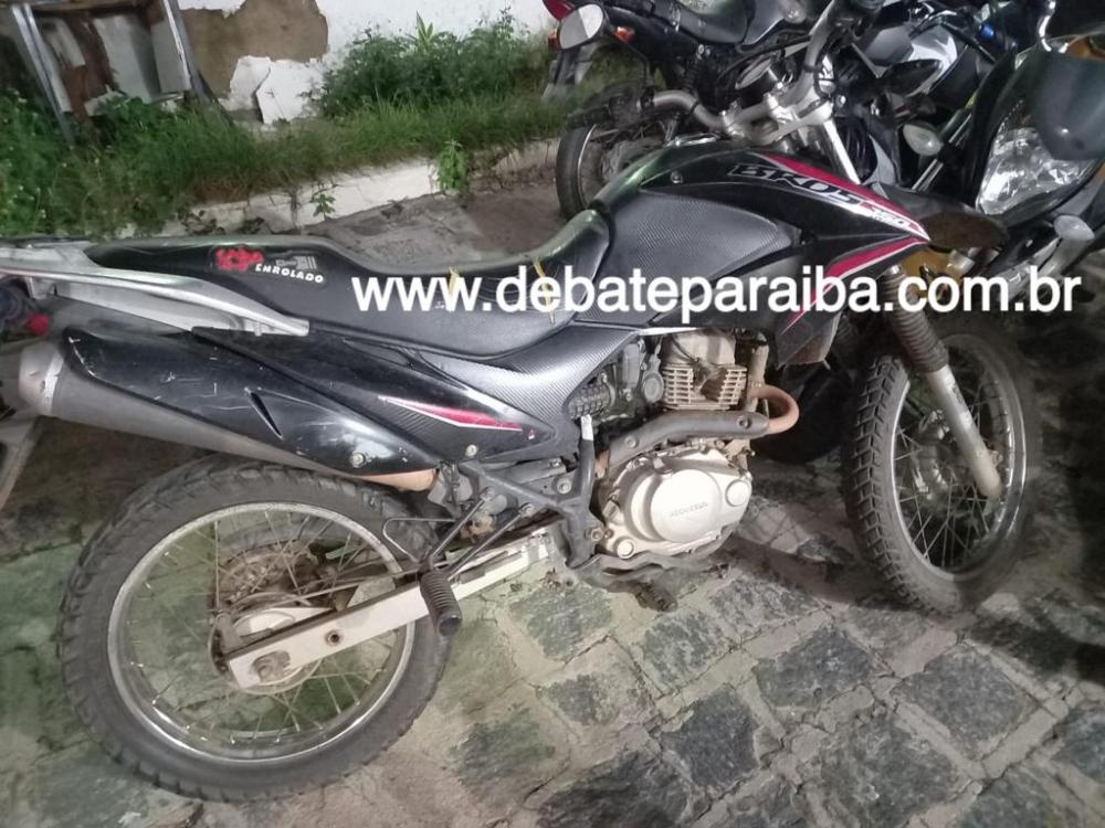 Posteriormente, a motocicleta foi rebocada à delegacia de Polícia Civil e após serem realizados os procedimentos administrativos foi devolvida ao proprietário legítimo (Foto: Reprodução)