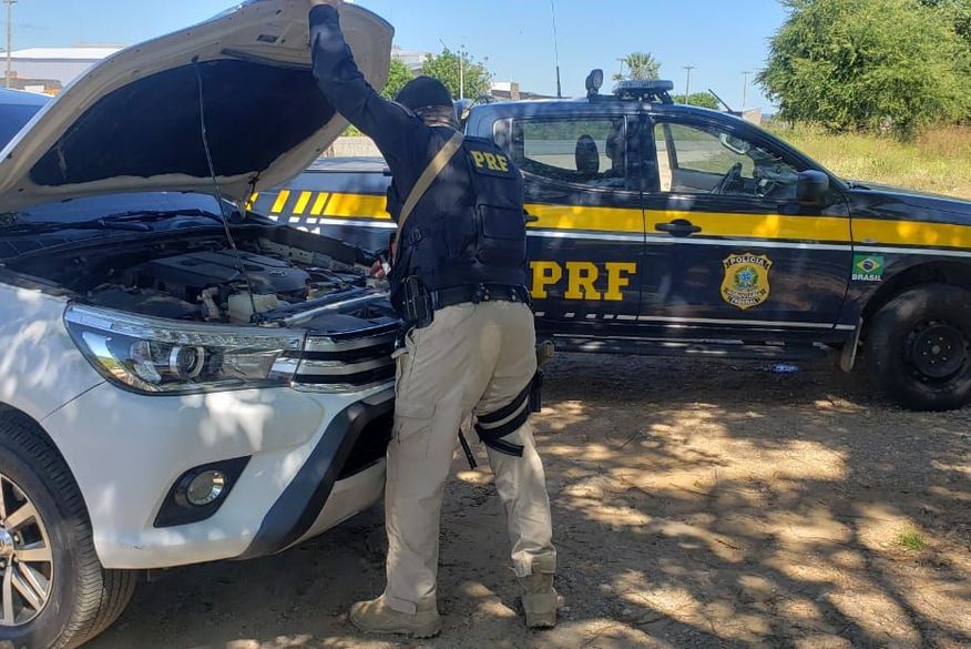 O condutor da Hilux foi detido e deverá responder judicialmente pelo crime de receptação de veículo roubado. (Foto: Divulgação/Nucom PRF-PB).