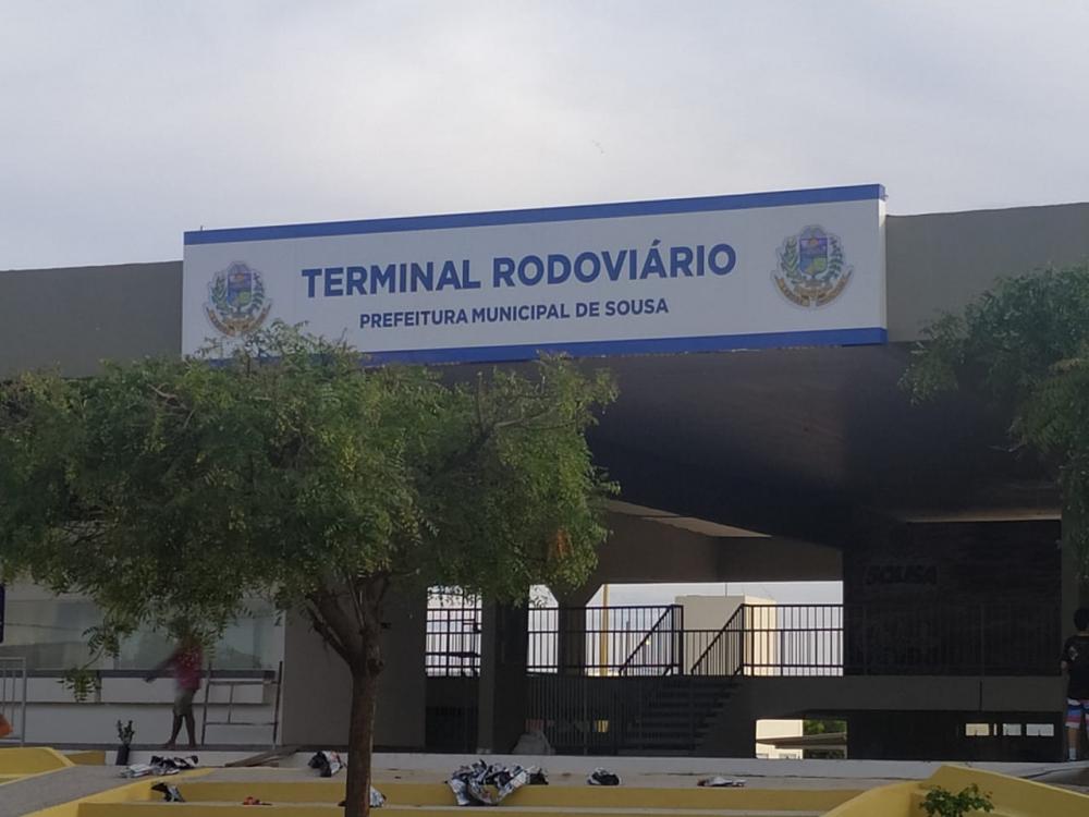 “Gadelha”: Prefeito de Sousa retira nome de homenageado da placa do Terminal Rodoviário