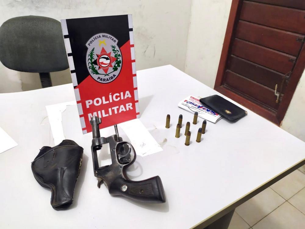 PM apreende arma de fogo em Sousa. (Foto: Reprodução).