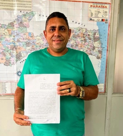 João Neto assina termo aditivo para conclusão de obra de saneamento básico em Aparecida (Foto: Divulgação/Redes Sociais)