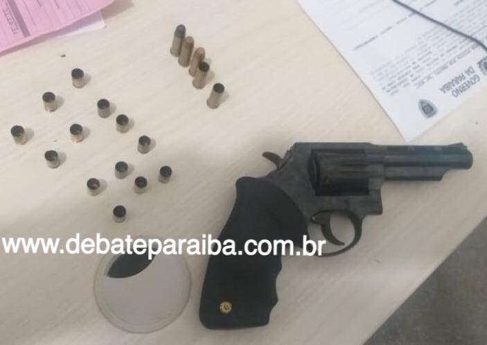 Diante do flagrante, o investigado recebeu voz de prisão por porte ilegal de arma de fogo e foi encaminhado à Central de Polícia Civil (Foto: Reprodução)