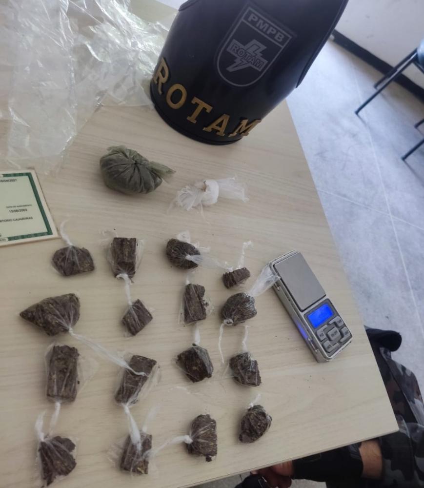 Os suspeitos e o material apreendido foram conduzidos à Central de Polícia Civil e apresentados ao delegado de plantão (Foto: Reprodução)