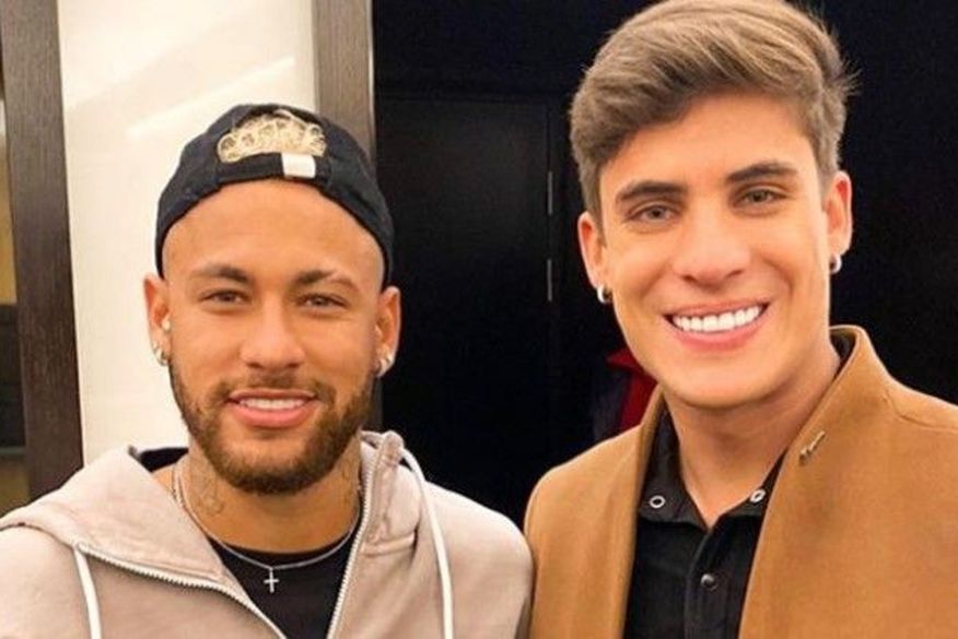 O jogador e alguns amigos proferiram ofensas homofóbicas contra Tiago Ramos, então namorado de sua mãe, Nadine Gonçalves (Foto: Reprodução).