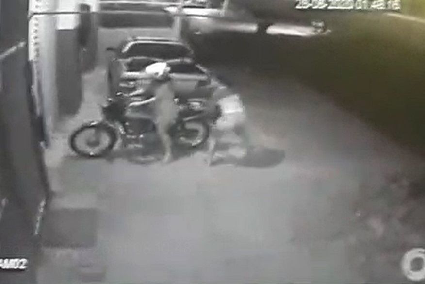 As mulheres arrombaram o mercadinho nesta madrugada (Foto: Reprodução).