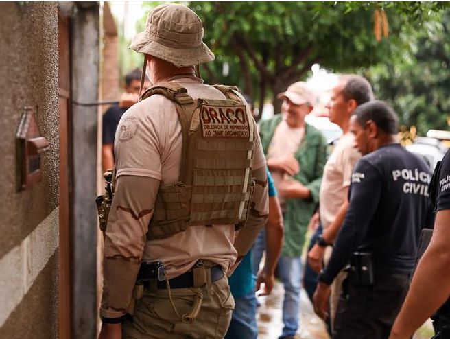 A operação recolheu aparelhos celulares e outros objetos, que serão submetidos a exames periciais e encaminhados à Justiça (Foto: Reprodução)
