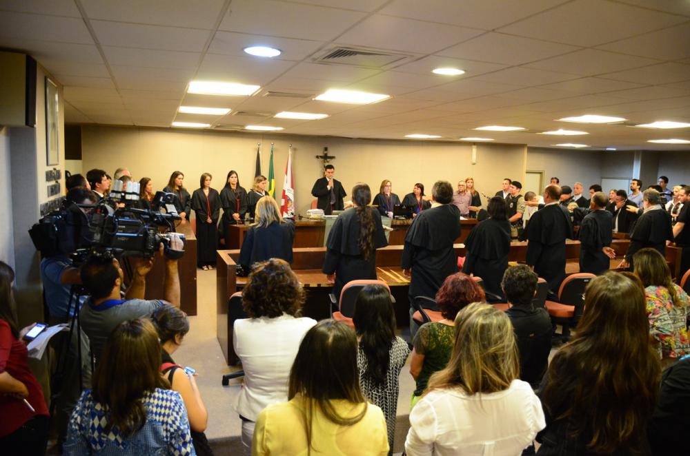 O diretor do Fórum comunica que a sessão será aberta ao público, porém, lembra a necessidade da utilização da máscara de proteção pessoal e apresentação da carteira de vacinação (Foto: Ilustrativa)