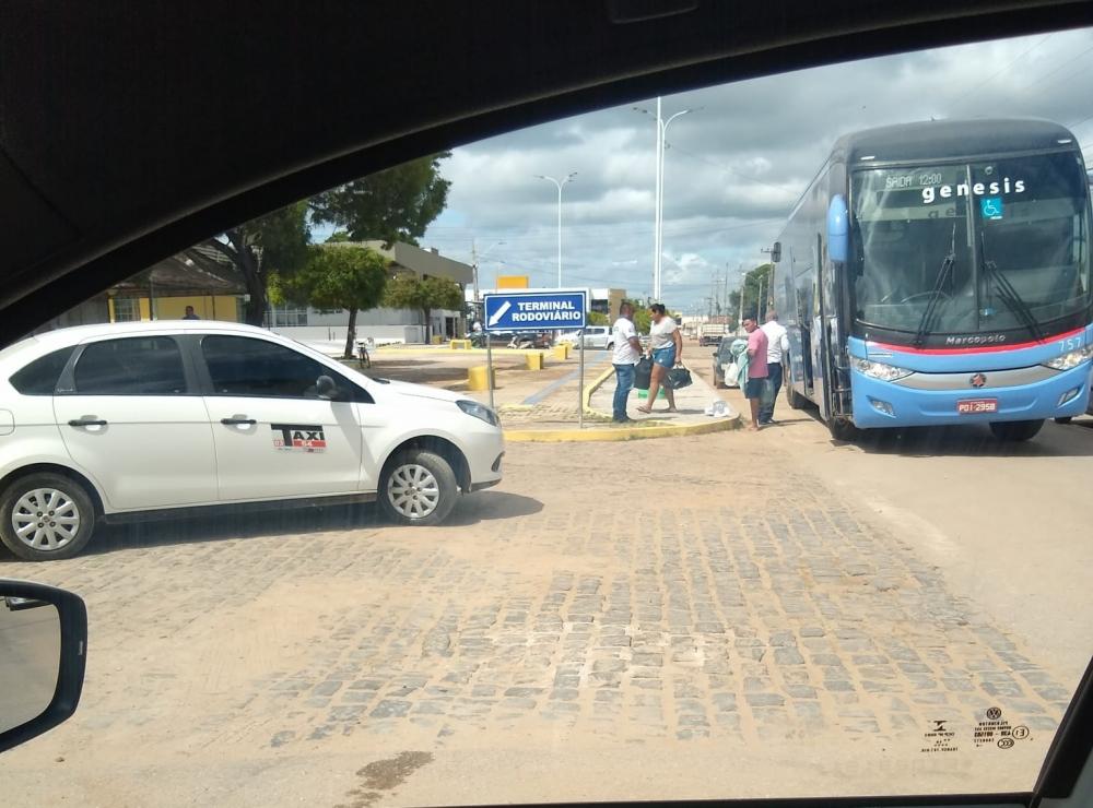 Prefeitura de Sousa inaugura rodoviária, mas estrada para acesso de ônibus está cheia de buracos