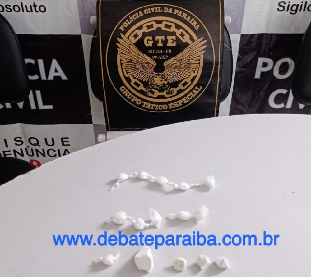 Diante do flagrante, o indivíduo recebeu voz de prisão e foi conduzido à delegacia de Polícia Civil com a droga apreendida (Foto: Reprodução)