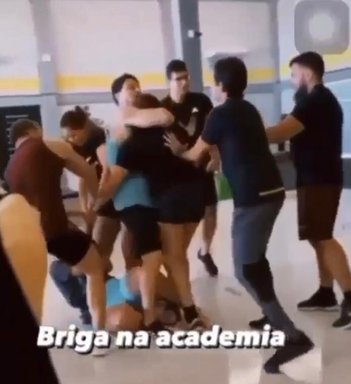 Pessoas que estavam no local tentaram apaziguar os ânimos, porém a briga só teve término com a chegada de uma guarnição da Polícia Militar (Foto: Reprodução Redes Sociais)