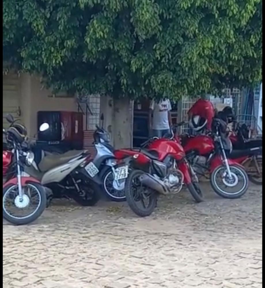 Guarnições da Polícia Militar foram mobilizadas e estão realizando diligências com o intuito de localizar e prender os assaltantes (Foto: Reprodução)