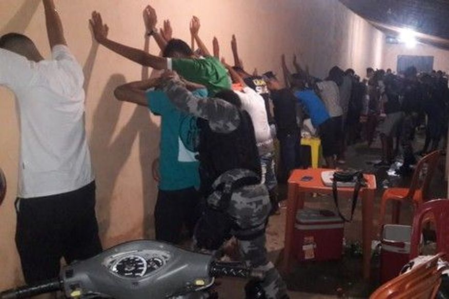 Polícia revistou os presentes na festa e encontrou várias drogas (Foto: Reprodução).